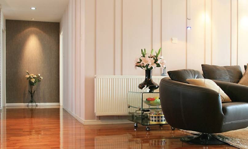 1565852409651070.jpg 在我們挑選暖氣片時,不僅要看價格,還要看產品和服務,才能避免吃虧上當。
選擇暖氣片從哪些角度出發?
1.看材質
材質影響到產品的使用和壽命。廠家選擇的材質過關,不僅在使用中減少漏水等問題,還能夠延長暖氣片的壽命。用戶在挑選材質時,可以咨詢一下鋼管或銅管的壁厚,一些特殊產品的片頭和壁厚是不同的,片頭需要加厚,才能抵抗住常年侵蝕。材質要求均勻,無凸起,無水波紋。
2.看安裝
很多廠家都有自己的安裝隊,或者有固定合作的安裝隊。安裝人員統一持證上崗,經驗豐富。對自己工廠的產品也比較了解,在測量、方案設計中考慮細致全面。暖氣片安裝時噪音小,測量、打孔、懸掛、打壓等步驟齊全考究,接口緊密,管路布局橫平豎直,彎管接頭少。
3.看工藝
暖氣片的生產工藝和品牌廠家密不可分。有些不良小廠家采用回收二手暖氣片,簡單去銹刷漆之后再投放市場,雖然暖氣片價格很便宜,但這種暖氣片往往使用不了一兩年就會漏水。真正品質好的暖氣片,往往通過下料、打孔、焊接、組裝、打壓、打磨、噴涂等幾十道精細工序生產而成,后還有嚴格的質檢。這樣的暖氣片使用起來才會安心。
4.看售后
正規產品都有相關的質保協議,在質保期內出現質量問題可以免費更換,因為暖氣片的品質問題給用戶造成的財產損失,還可以通過保險賠付。強大妥善的售后不僅是品牌實力的體現,也是產品過硬品質的體現。
5.看品牌
一款品牌形成往往需要多少年的沉淀和口碑傳播,才能在市場上占領一席之地。品牌類廠家,不僅有實力在選材、工藝方面投入較高的成本,在后期服務上也有相關的保障。一旦產品出現問題,可以免費更換,出現暖氣片不熱等問題,還可以上門維修。不會出現暖氣片漏水等問題找不到廠家、相互推卸責任等問題。
挑選暖氣片時,不僅要看價格,還要看產品和服務,才能避免吃虧上當。
更多資訊盡在鼎格舒適家,免費設計方案和報價。鼎格舒適家www.xkdjpkc.com(全稱四川鼎格舒適家科技有限公司)是知名成都地暖公司,專業提供地暖,暖氣片,中央空調,新風,凈水系統的銷售,設計,安裝等服務。